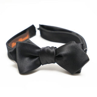 ブラックサテンポインテッドボウタイ 京都産 手結び仕上げ  Black saten pointed bowtie（BK)